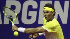 Rafa Nadal devuelve una bola al argentino Juan M&oacute;naco.