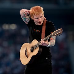 Ed Sheeran se pasea por Madrid al más puro estilo turista británico y Ayuso le contesta: “En casa”