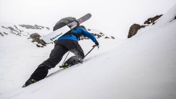 Esquiador subiendo una cara de una monta&ntilde;a con nieve para promocionarel Snow Safety Camp by Grandvalira &amp; Black Diamond; estreno del Grandvalira Adventure Center.