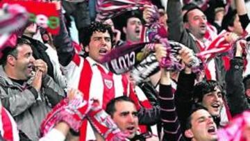 <b>LO DAN TODO. </b>Los seguidores del Athletic vivieron una noche mágica en Gijón y ya sueñan con repetir en la final de Mestalla.