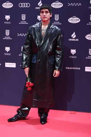 El cantante La Dani posa en la alfombra roja de los Premios Feroz 2025.