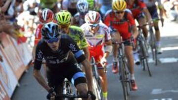 El ciclista británico Christopher Froome (delante), del Sky, compite en la tercera etapa de la 102ª edición del Tour de Francia, una carrera de de 159,9 km entre Amberes y Huy, en Bélgica, hoy, lunes 6 de julio de 2015.