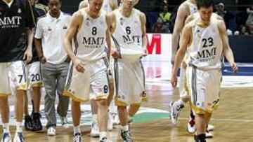 <b>ABATIDOS. </b>Los jugadores del Real Madrid se retiraron hundidos a los vestuarios, los del Maccabi celebraron medio billete para la Final Four.