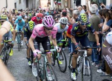 El ciclista holandés Steven Kruijswijk del equipo Lotto Jumbo, el colombiano Esteban Chaves del Orica GreenEdge y el español Alejandro Valverde del Movistar compiten durante la decimoctava etapa del Giro de Italia entre Muggiò y Pinerolo, de 240 kilómetros, en Italia