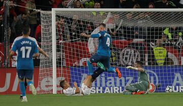 1-0. Ben Yedder marcó el primer gol.