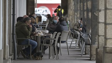 Varios comensales disfrutan en la terraza de un establecimiento durante el primer d&iacute;a de la reapertura del interior de los bares y restaurantes en A Coru&ntilde;a, Galicia (Espa&ntilde;a), a 8 de marzo de 2021. Desde hoy la Xunta permite la apertur