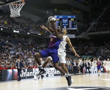 Singleton recibi¨® un bal¨®n solo en la pista blanca y cuando estaba cerca de anotar, recibi¨® un manotazo directo en la cara de Anthony Randolph, que los ¨¢rbitros no lo castigaron como falta.