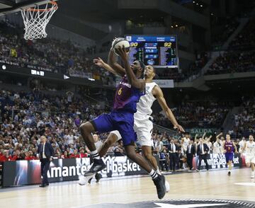 Singleton recibió un balón solo en la pista blanca y cuando estaba cerca de anotar, recibió un manotazo directo en la cara de Anthony Randolph, que los árbitros no lo castigaron como falta.