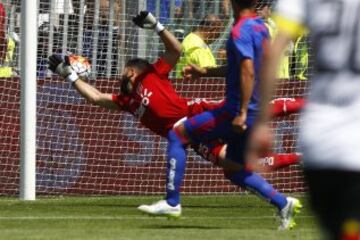 El jugador de Colo Colo Martin Rodriguez  marca su gol contra Universidad de Chile durante el partido de primera division disputado en el estadio Monumental de Santiago, Chile.