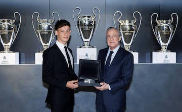 Arda Güler junto a Florentino Pérez durante la presentación del jugador turco.