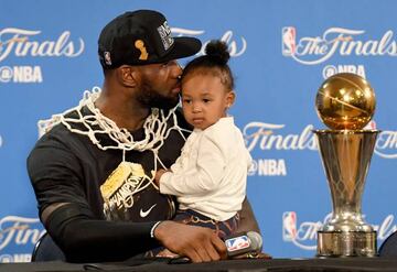 LeBron James con su hija Zhuri en 2016.