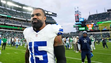PHILADELPHIA, PENNSYLVANIA - DECEMBER 29: Ezekiel Elliott #15 of the Dallas Cowboys walks off the field after losing to the Philadelphia Eagles 7-41 at Lincoln Financial Field on December 29, 2024 in Philadelphia, Pennsylvania. Mitchell Leff/Getty Images/AFP (Photo by Mitchell Leff / GETTY IMAGES NORTH AMERICA / Getty Images via AFP)