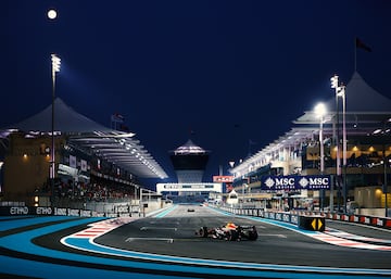 Sergio Pérez durante la carrera del Gran Premio de Abu Dhabi de Fórmula 1 disputada en el Circuito de Yas Marina.