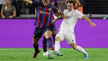 LAS VEGAS, NEVADA - JULY 23: Nico Gonz�lez (L) #14 of Barcelona and �lvaro Odriozola #16 of Real Madrid vie for the ball during their preseason friendly match at Allegiant Stadium on July 23, 2022 in Las Vegas, Nevada. Barcelona defeated Real Madrid 1-0.   Ethan Miller/Getty Images/AFP
== FOR NEWSPAPERS, INTERNET, TELCOS & TELEVISION USE ONLY ==