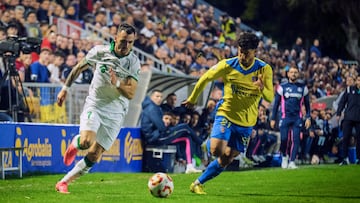ORIHUELA (ALICANTE), 05/12/2024.- El centrocampista del Orihuela Manuel Viana (d) disputa un balón con el defensa del Getafe Álex Sola (i) durante el partido de segunda ronda de Copa del Rey entre el Orihuela CF y el Getafe CF, este jueves en el Estadio Municipal Los Arcos de la ciudad alicantina. EFE/ Pablo Miranzo