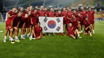 El Sevilla FC en un entrenamiento de pretemporada posa con la bandera de Corea del Sur.