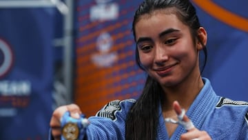 Alejandra Boixader recibe la medalla de Campeona de Europa de jiu-jitsu