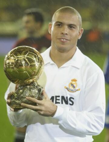 En el a?o 2002, despu¨¦s de ganar el Mundial, Ronaldo recibi¨® su segundo bal¨®n de oro.