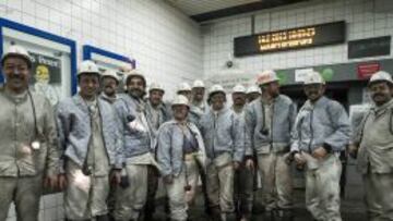 Con el Schalke en el corazón. Trece trabajadores de la mina de Bottrop posan para AS después de la visita guiada por las galerías subterráneas de la comarca del río Ruhr.