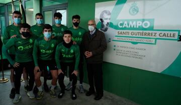 Santi, con los cántabros que estaban en la primera plantilla del Racing cuando se inauguró su campo.