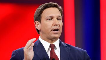 FOTO DE ARCHIVO: El gobernador de Florida, Ron DeSantis, habla durante el segmento de bienvenida de la Conferencia de Acci&oacute;n Pol&iacute;tica Conservadora (CPAC) en Orlando, Florida, Estados Unidos, el 26 de febrero de 2021. 