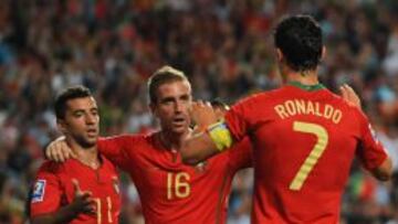 Cristiano celebra un gol con Simao y Meireles