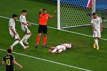 Barnabas Vargas se queda tendido en el terreno de juego tras el golpe. Las asistencias médicas atendieron al centrocampista húngaro durante varios minutos tapados por una lona.