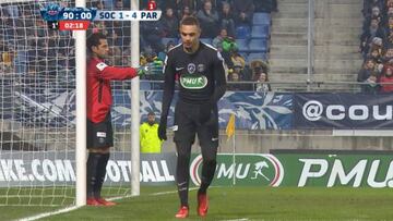 Es un tipo con gracia: Dani Alves de portero colocando la barrera