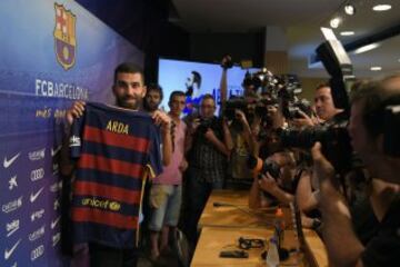 La presentación de Arda Turan en imágenes