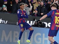 Magnífico el centro de Dani Olmo con la picadita, conectando con la volea en el aire del remate acrobático de Lamine Yamal, superando la estirada de Aarón Escandell.