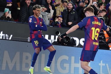 Magnífico el centro de Dani Olmo con la picadita, conectando con la volea en el aire del remate acrobático de Lamine Yamal, superando la estirada de Aarón Escandell.