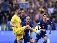 Marius Marin controla un balón.