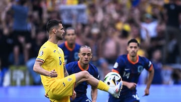 Marius Marin controla un balón.