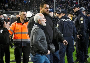 Ivan Savvidis, dueño del PAOK de Salónica, bajó al césped con un arma tras anular el árbitro un gol a su equipo en el tramo final del partido.