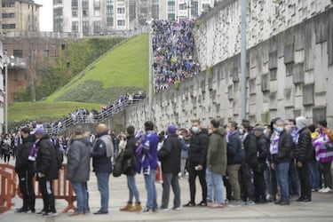La fiesta blanquivioleta en Oviedo acabó en bajón