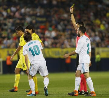 El árbitro Sánchez Martinez enseñó la tarjeta amarilla a Modric.