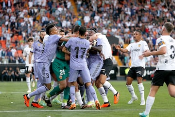 High tension at the Mestalla: images as Vinicius abused