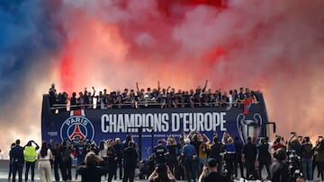 Soccer Football - Champions League - Paris St Germain Victory Parade - Paris, France - June 1, 2025 General view of smoke rising as the Paris St Germain players celebrate after winning the Champions League on the bus during the victory parade REUTERS/Abdul Saboor