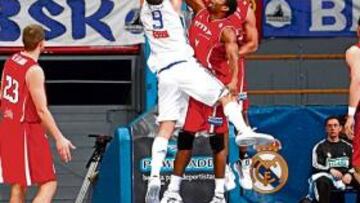 <b>GLADIADOR. </b>Felipe Reyes, el mejor del partido de ayer, supera la defensa de Barnes y la ayuda de Moss.