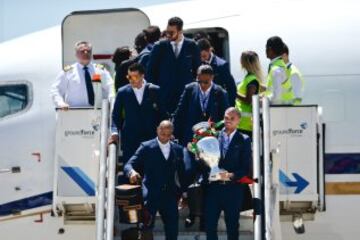 Pepe sostiene el trofeo de campeones de la Eurocopa 2016 en el aeropuerto de Lisboa.