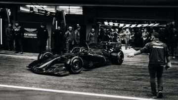 Stroll sale de boxes con el Aston Martin AMR26 durante el test de Barcelona.