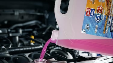 Un pequeño cambio puede salvar tu coche y ahorrarte bastante dinero: así es el anticongelante más vendido que lo consigue