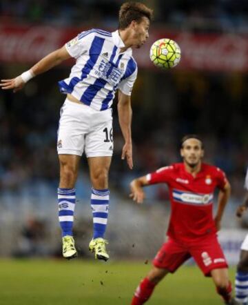 Sergio Canales despeja el balón junto a Correa.