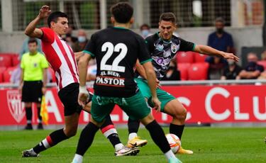 El Racing se lleva un susto, pero reacciona a tiempo