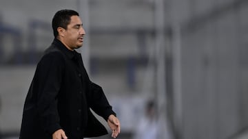 Pumas' head coach Efrain Juarez gestures during the Liga MX Apertura football tournament match between Pumas and Puebla at the Olimpico Universitario Stadium in Mexico City on August 24, 2025. (Photo by Alfredo ESTRELLA / AFP)