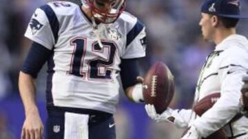 Tom Brady recibe un balón de un asistente antes del comienzo de la última Super Bowl frente a los Seahawks.