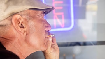 Una persona fuma en una terraza, a 12 de septiembre de 2025, en Madrid (España). El Anteproyecto de Ley del tabaco aprobado en septiembre de 2025 en España supone la mayor reforma normativa en una década para reforzar la lucha contra el tabaquismo y adaptarse a los nuevos productos y formas de consumo. Algunas de las novedades son que se amplía la lista de lugares donde está prohibido fumar, incluyendo terrazas de bares y restaurantes, exteriores de hospitales y centros sanitarios, campus universitarios, parques infantiles, instalaciones deportivas, estaciones de transporte, espectáculos y conciertos al aire libre, así como vehículos de transporte con conductor y la prohibición expresa de fumar y vapear por menores.
12 SEPTIEMBRE 2025;LEY ANTITABACO;VAPEO;PROHIBICIÓN;FUMAR;CIGARRO;CIGARRO ELECTRÓNICO;VAPEADOR;FUMADOR;TERRAZA;
Ricardo Rubio / Europa Press
12/09/2025