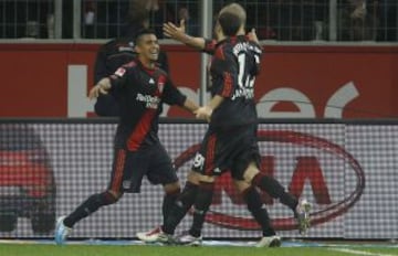 Arturo Vidal celebra uno de los tres goles que le anotó a Bayern Munich mientras defendía a Bayern Munich.