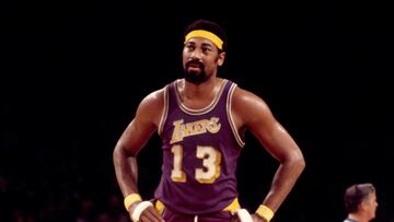 Wilt Chamberlain jugó baloncesto con los Warriors, 76ers y destacó en Los Ángeles Lakers. Fue jugador más valioso durante cuatro temporadas y es el basquetbolista que más récords posee con más de 70, además de ser el único en haber anotado más de 100 puntos en un partido.