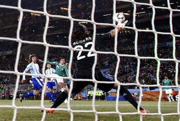 Chicharito Hernández le dio algo de vida a la selección mexicana: a falta de 20 minutos para el final del encuentro, el delantero azteca recibió de espaldas un pase de Rafa Márquez, y con una elegante maniobra en el control, se plantó ante Romero, al que batió con un zurdazo a la escuadra… México quedaba eliminada.